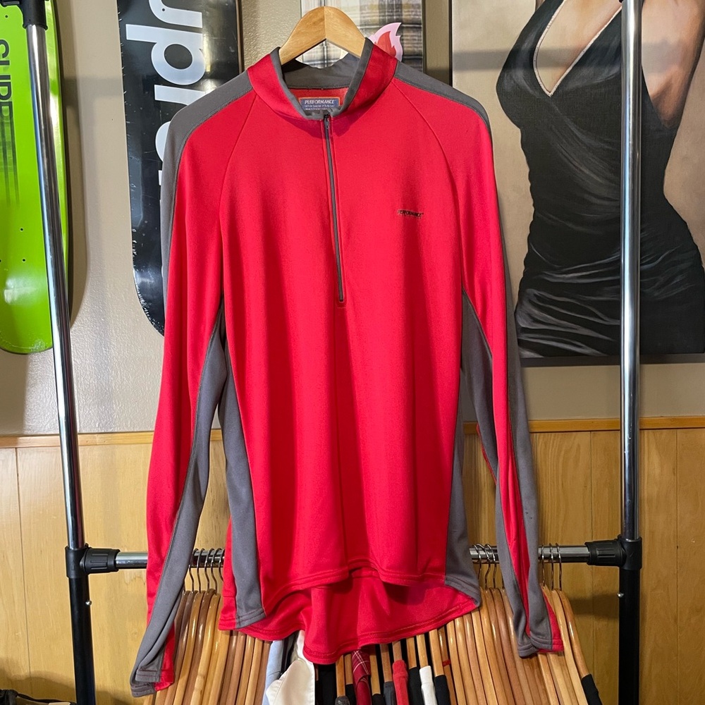 Men’s performance, longsleeve cycling, jersey, with back pockets.